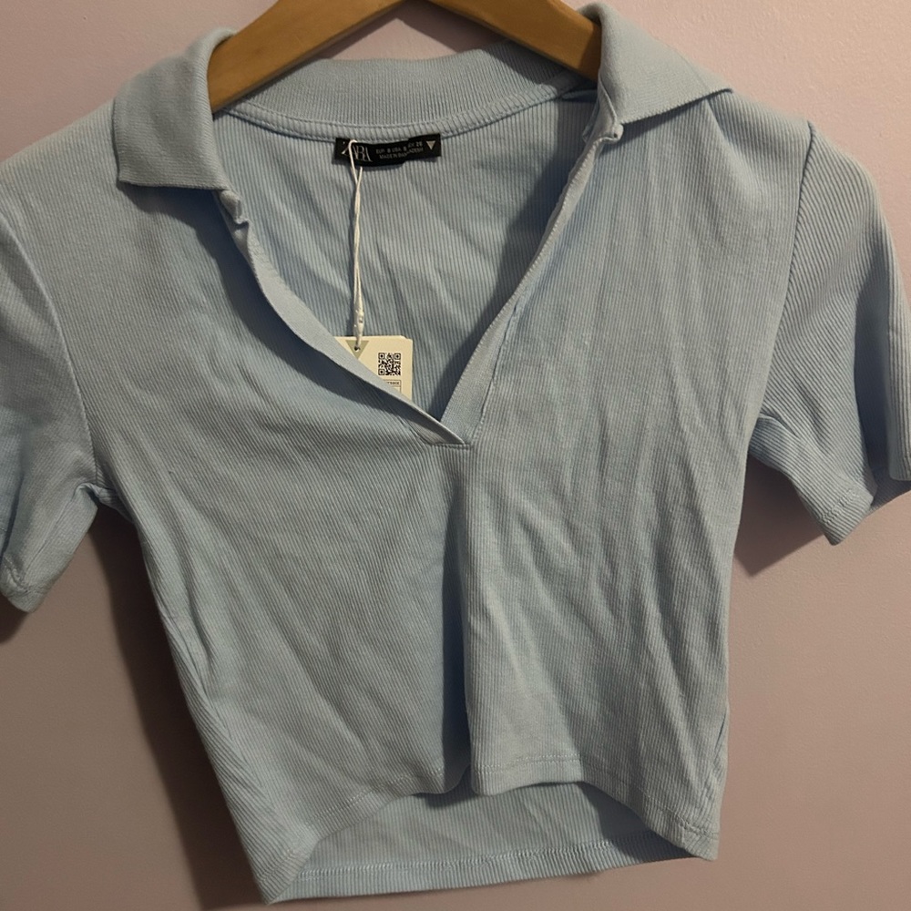 Cropped blue t-shirt